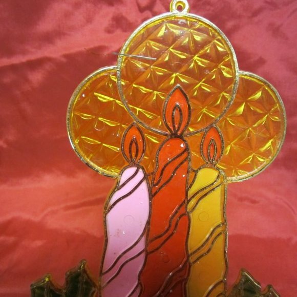 VTG PLASTIC STAINED GLASS LOOK SUNCATCHER OF CANDLE W/ WREATH - Picture 3 of 4
